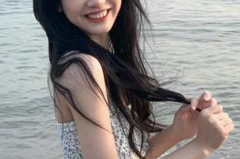 “91黑料app”的传送门，让我瞬间升级为幽默观察员，捡到了好多个黑暗瓜！