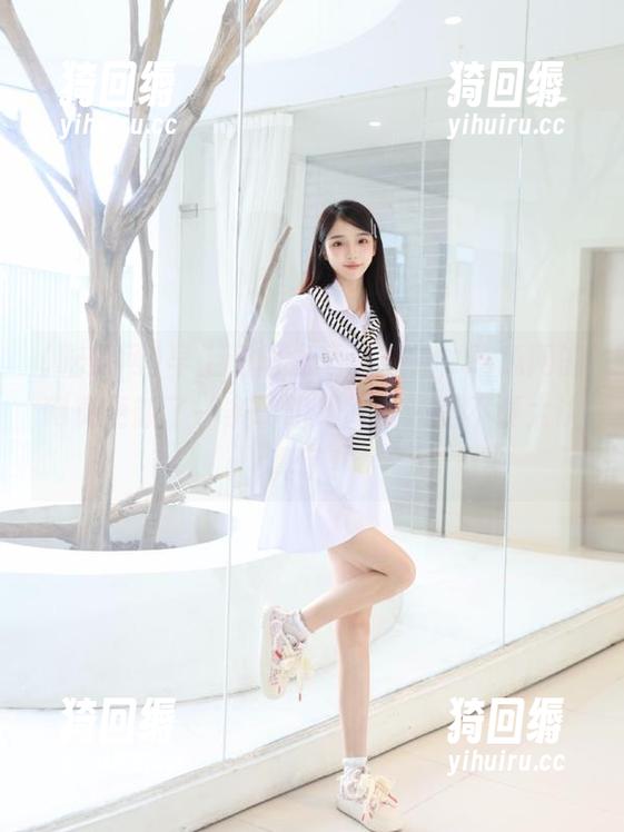 早上的阳光透过窗帘，吃瓜网的网页更新了一条朝阳绯闻，还是不要太认真了！