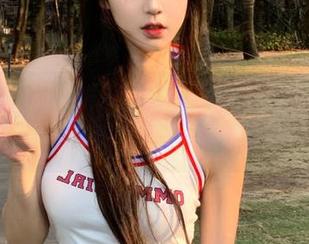 在吃瓜网入口处静静观看，脑补那些没发生的戏码。