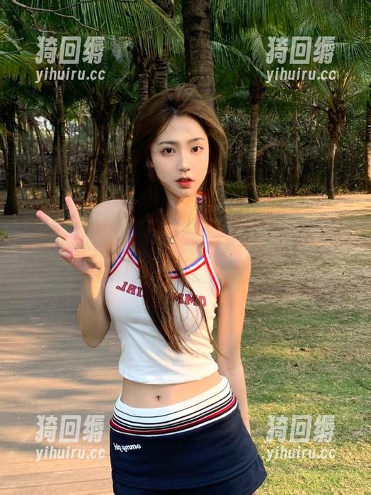 在吃瓜网入口处静静观看，脑补那些没发生的戏码。