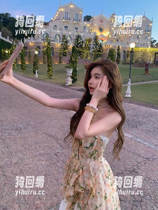 在线闪现的好莱坞黑料正能量，一不小心又在午餐时间变成了我的精神粮食，真是太奇妙了。