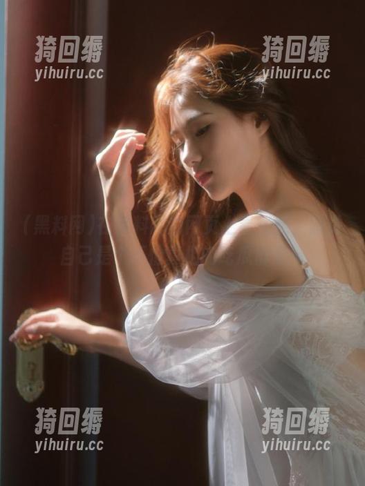 在黑料网的网页上看视频，感觉自己是个不怕真相的吃瓜群众！
